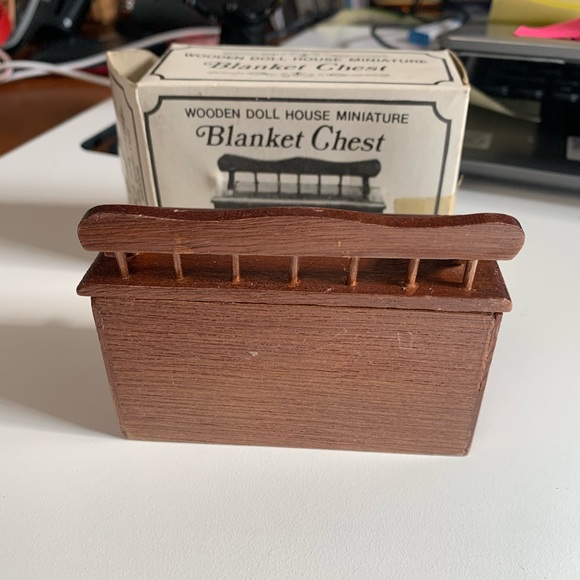 Vintage Dollhouse Bedroom 3 pieces, Bed, Vanity, Blanket Chest. - Picture 5 of 13